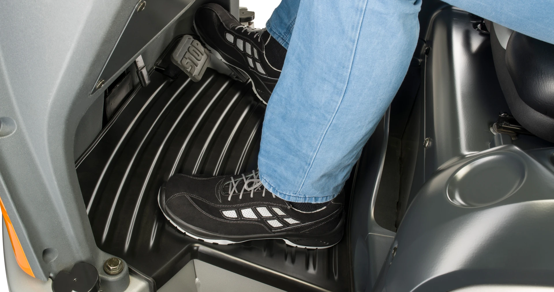 Einsatzbilder_4096x2160_LTX-70-80_Schlepper_Fussraum Einsatzbilder 4096x2160 LTX 70 80 Schlepper Fussraum